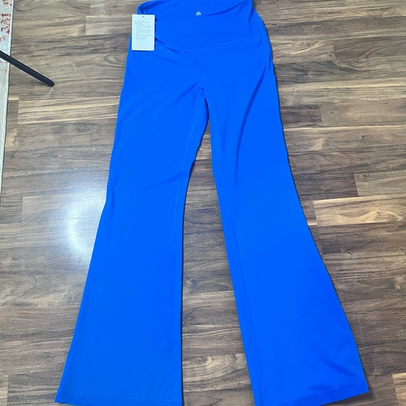 lululemon flared design Pants. Gives a flattering look. vibrant colour. NWT - Picture 4 of 5